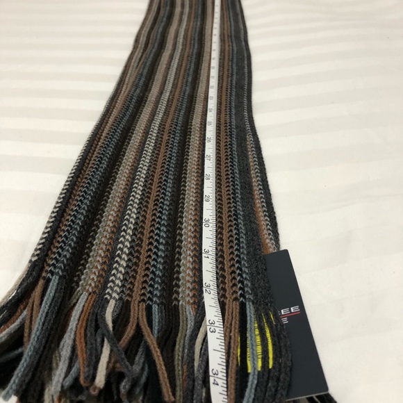 Roundtree and Yorke winter scarf - Picture 8 of 8